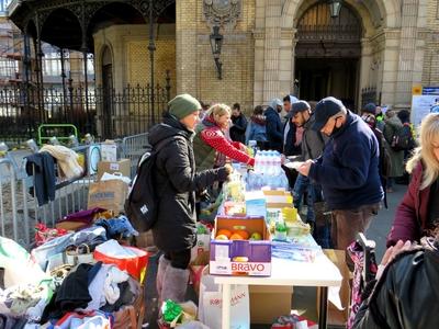 Ukrainian refugees - Budapest - Help desk-stock-foto
