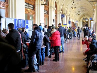 Ukrainian refugees - Budapest - Railway station-stock-foto