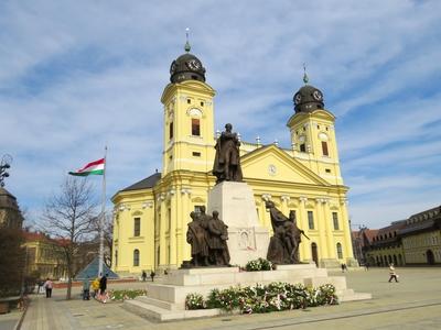 Monument to Kossuth Lajos - Great Reformed Church - Debrecen - Hungary-stock-foto