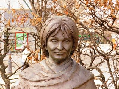 Statue of Szabó Magda, hungarian writer, poet - Debrecen-stock-foto