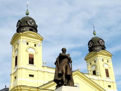 Statue of Kossuth Lajos - Great Reformed Church - Debrecen-stock-foto