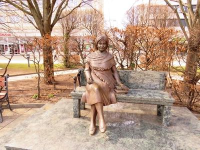 Szabó Magda statue - Hungarian Writer, Poet - Debrecen-stock-foto