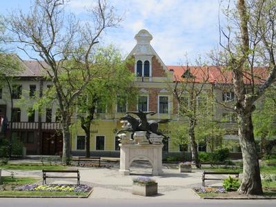 Bathó Palace - Lehel statue - Jászberény - Hungary-stock-foto