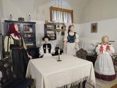 Peasant bourgeois costumes - Jász Museum -Hungary-stock-foto