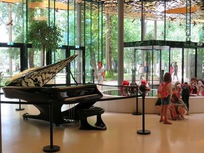 Piano - House of Music - Budapest-stock-foto