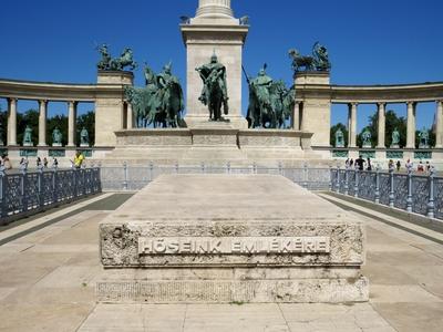Budapest - Tomb Unknown soldier - Heroes Square-stock-photo