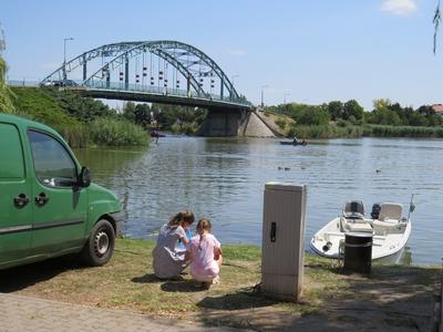 Little girls on the Danube river under the Ráckeve bridge - Hungary-stock-foto
