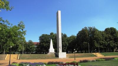 Baja Déri Garden - Memorial Columns - World Wars-stock-foto