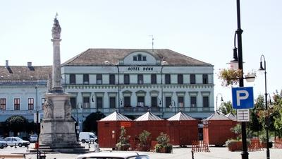 Baja - Trinity square - Duna hotel - Hungary-stock-foto