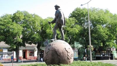 Baja - Jelky András statue traveling the World - Hungary-stock-foto