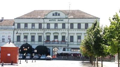 Baja - Hotel Duna in Trinity Square. - Hungary-stock-foto