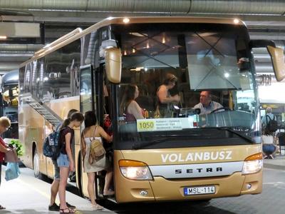 Passengers boarding a long-distance bus at Puskás Ferenc stadium Volánbusz station - Budapest-stock-foto