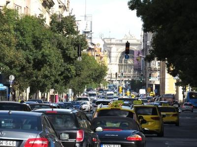 Budapest - Traffic on Rákóczi street - Keleti Railway Station-stock-foto