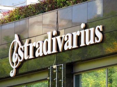 Stradivarius logo - Barcelona women's clothing -. Budapest-stock-foto