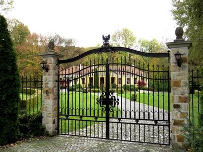 Alsópetény - Little Prónay Castle and iron gate - Hungary-stock-foto