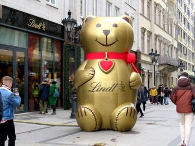 Lindt teddy bear - Budapest Winter Fair-stock-foto
