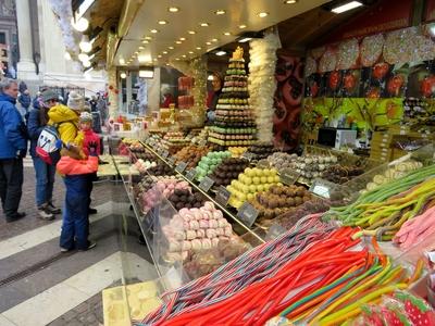 A stand offering sweets - Budapest WSinter Fair-stock-foto