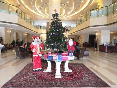 Christmas tree with Santa Claus and gift boxes - Tehran-stock-foto