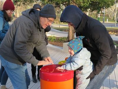 Drumming child - Music Playground - Music House - Budapest-stock-foto