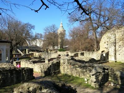 The ruins of the Domonkos monastery on Margitsziget and the water tower - Budapest-stock-foto