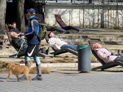People sunbathing on Margitsziget in early spring - Budapest-stock-foto