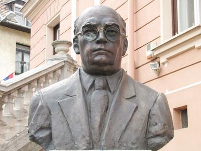Pápa - Hungary - Bust of City  former Mayor Solyok Dezső-stock-foto