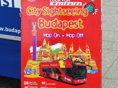 Budapest sightseeing bus advertisement for tourists-stock-foto