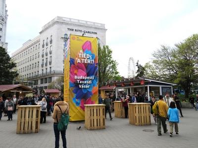 Budapesz - Spring fair - Paople-stock-photo