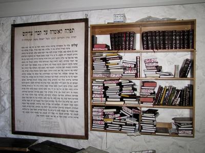 Sáztoraljaújhely - Miracle rabby Teitelbaum - Bookshelf-stock-foto