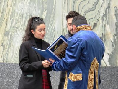 Vienna - Tourist trap man in old clothes offering concert programs-stock-foto