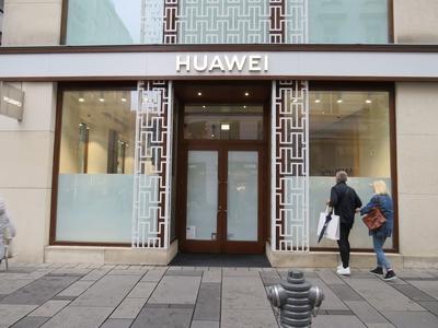 Vienna - Huawei store on Kärntner Straße - Austria-stock-foto