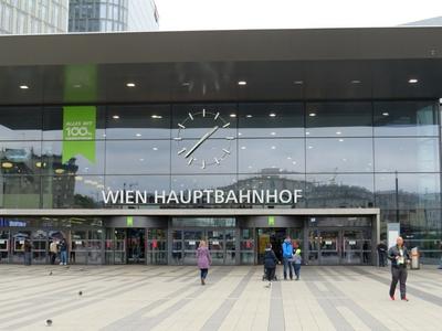 Vienna - Main railway yard entry - Austria-stock-foto