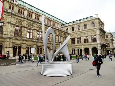 Vienna - Opera - Alban Berg monument - Austria-stock-foto