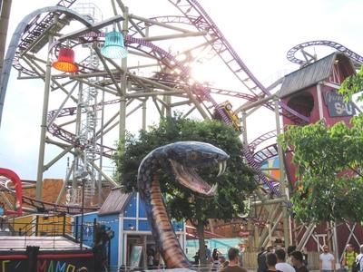 The serpentine roller coaster in Vienna's Prater amusement park-stock-foto