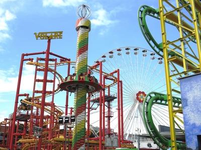 Drop lift, big wheel and switchbacks - Prater-  Vienna-stock-foto