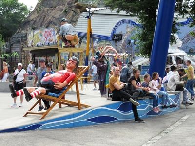 People and puppets in the Prater amusement park in Vienna-stock-foto