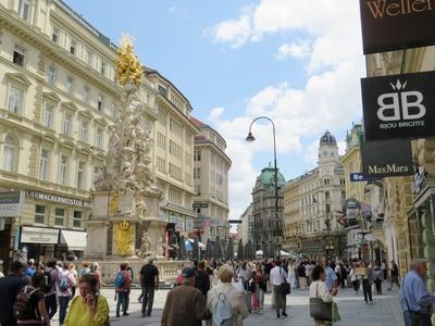 Vienna - People walking and watching in the Graben-stock-foto