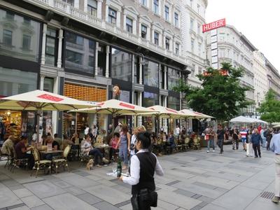 Cafe and traffic on Kärntner Straße - Vienna-stock-foto