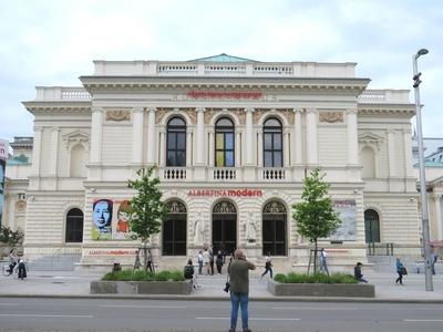 Vienna -  Modern Albertina gallery.-stock-foto