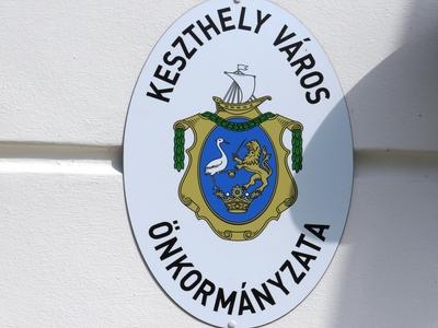 Nameplate with the city Coat-of-Arms of Keszthely Council - Hungary-stock-foto
