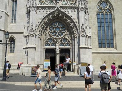 Tourists in front of the entrance to the Matthias Church - Budapest-stock-foto