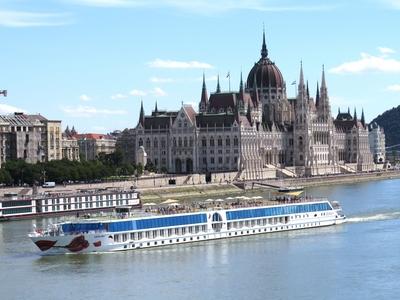 Budapest - Tourist boat on the Danube in front of the Parliament-stock-foto