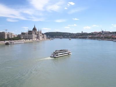 Cruise ship on the Danube near Budapest-stock-foto
