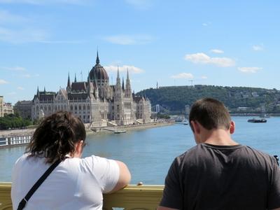 Budapest view - Danube - Parliament - Gellért Hill - Tourists-stock-foto