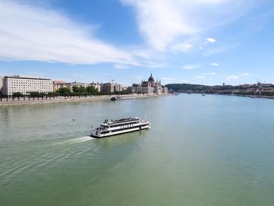 Cruise ship on the Danube near Budapest-stock-foto