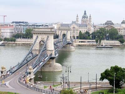 The rebuilt Chain Bridg over the River Danube - Budapest-stock-foto