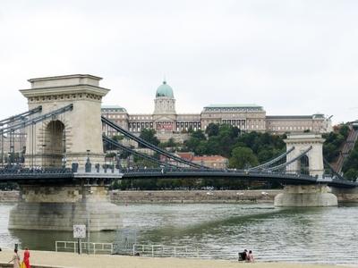 The rebuilt Chain Bridge over the river Danube - Budapest-stock-foto