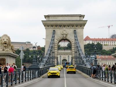 The rebuilt Chain Bridge over the river Danube - Budapest-stock-foto