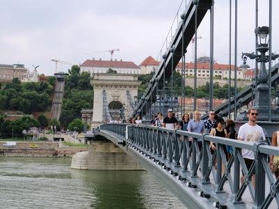 Tourists on the rebuilt Chain Bridge - Budapest - River Danube-stock-foto