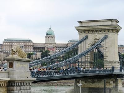 The rebuilt Chain Bridge over the river Danube - Budapest-stock-foto